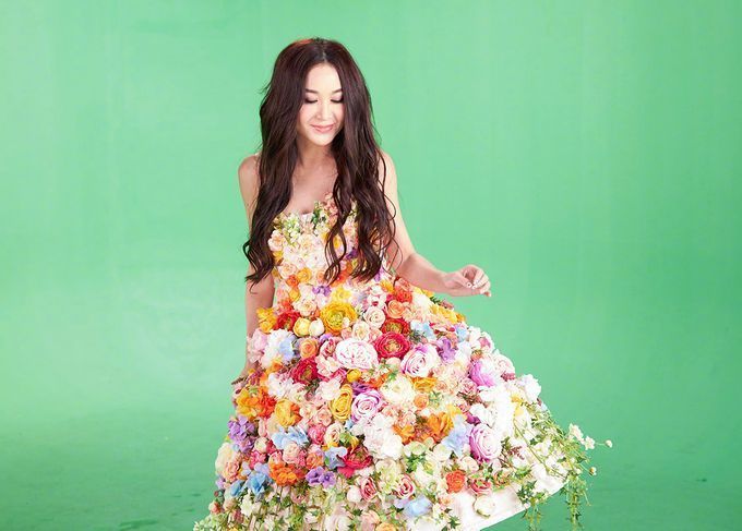 Ôn Bích Hà mặc váy từ 1.300 hoa lụa