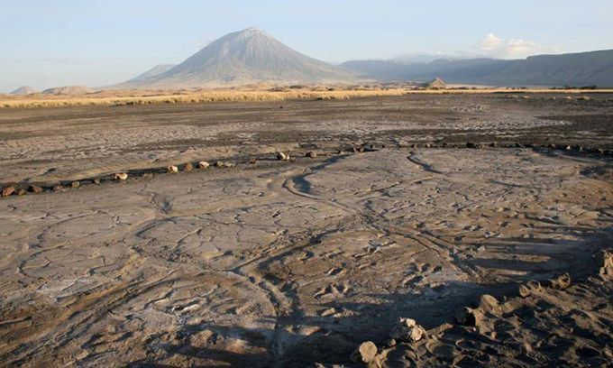 Hàng trăm dấu chân người hóa thạch trên trầm tích núi lửa