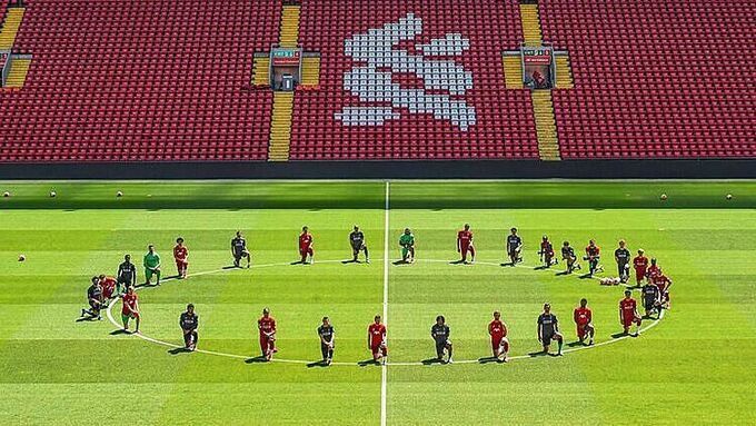 Toàn đội Liverpool quỳ gối