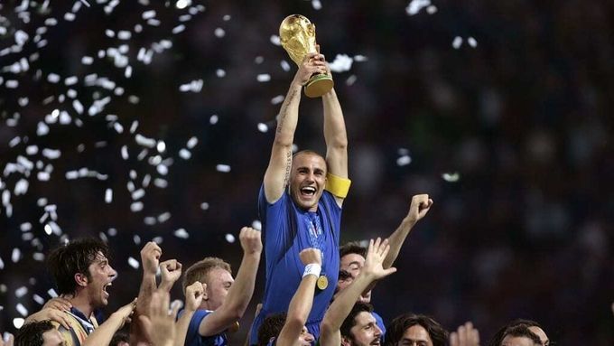 Italy làm vỡ bản sao cup vàng năm 2006