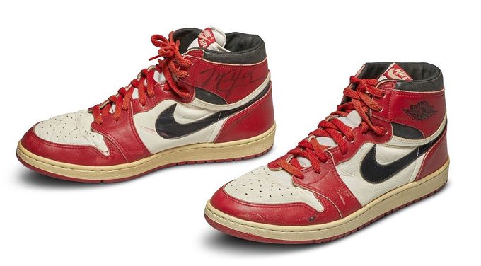 Giày của Michael Jordan được đấu giá hơn nửa triệu USD