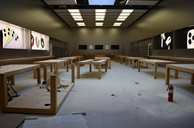 Cửa hàng Apple mất sạch iPhone vì bạo loạn